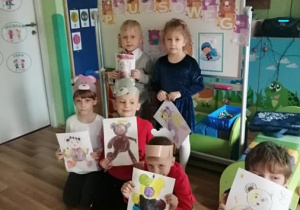 Dzieci prezentują swoje prace plastyczne.